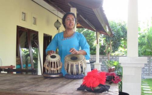 Practicing tablas in bali 2010.jpg