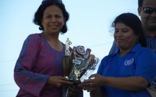 Syamala Sunil presenting boquet and memento to welcome Anu Natarajan.JPG